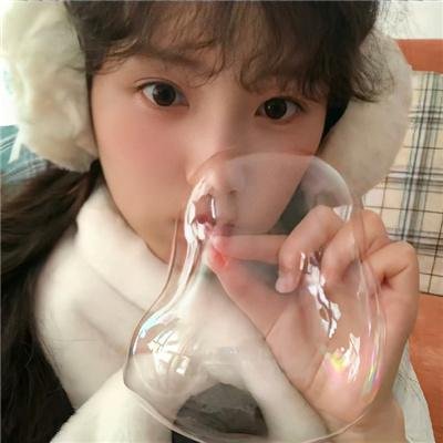 泡沫欢腾的香槟美酒